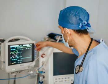 Läkare som tittar på monitor