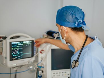 Läkare som tittar på monitor