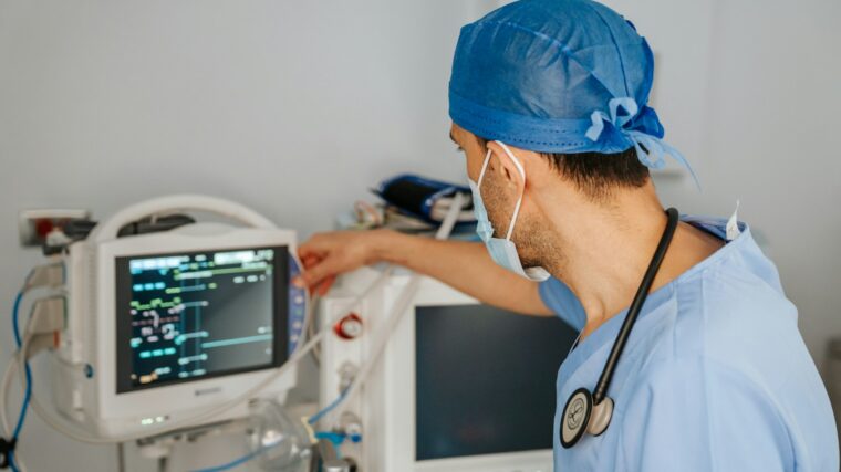 Läkare som tittar på monitor