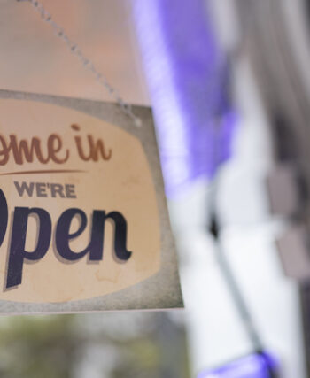 Skylt med come in we are open