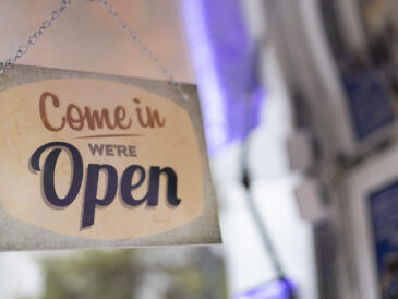 Skylt med come in we are open