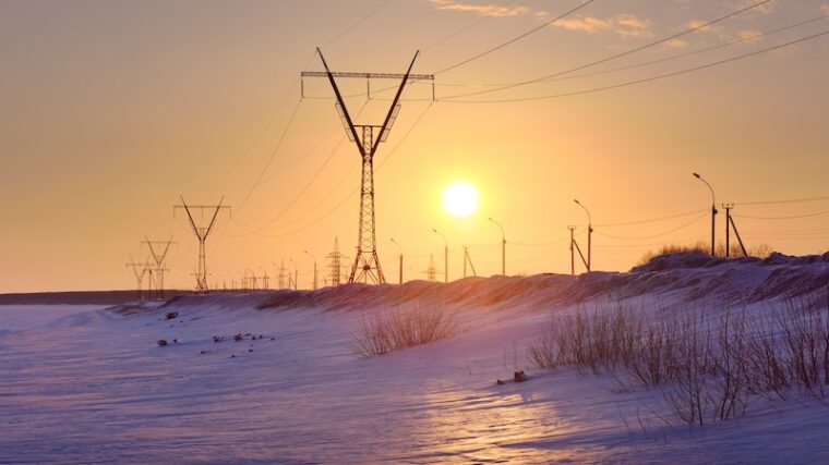 Kraftledning i solljus